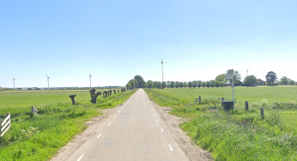 Zicht vanaf Broeksteeg op ca. 1,6 km afstand van windpark. Aan linkerkant 3 windmolens van windmolenpark Hattemerbroek.
