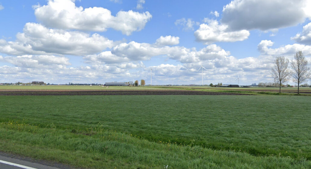 Zicbt vanaf Kamperstraatweg op ca. 1,6 km van windpark. Aan rechterkant de windmolens van windmolenpark Hattemerbroek.