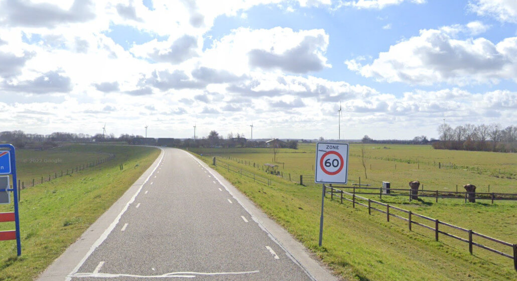Zicht vanaf Zalkerdijk op ca. 2,2 km afstand van windpark. Aan de linkerkant de windmolens van windmolenpark Hattemerbroek.